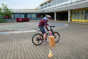 Die Schüler mussten beim Befahren des Parcours ihre Geschicklichkeit unter Beweis stellen.